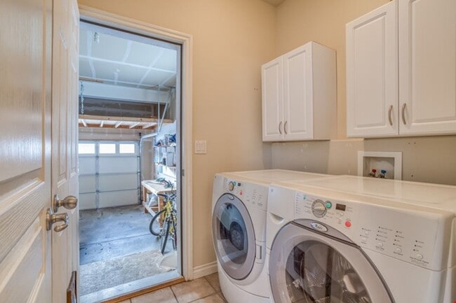 Building Photo - Furnished 3 Bedroom only 24 minutes from M...