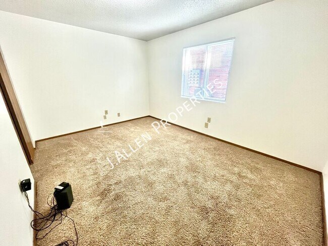 Building Photo - 904 Riverfront Rd