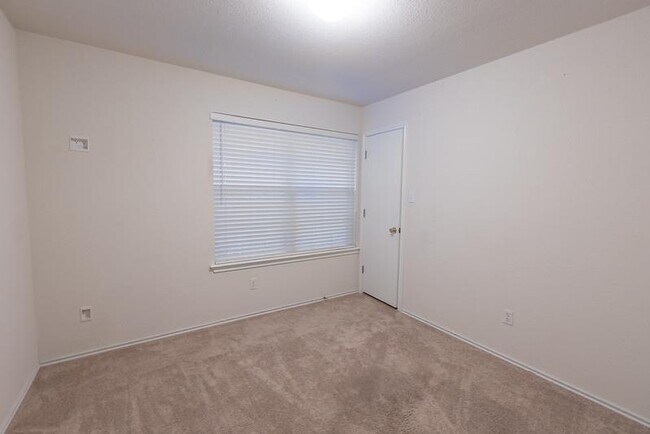 Building Photo - 210 Rinehardt St