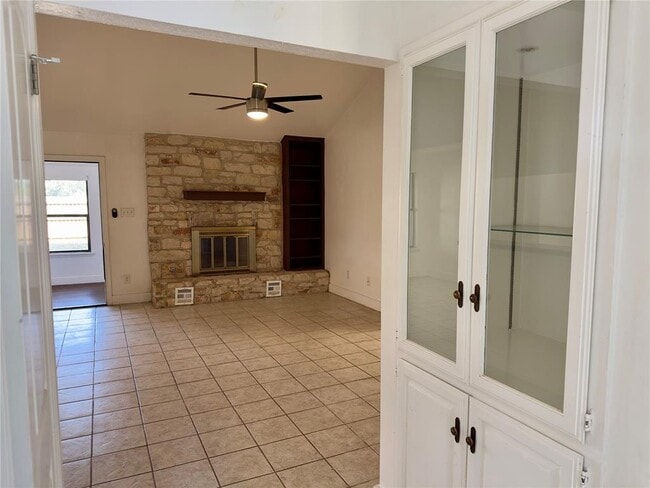 Building Photo - 2110 Meadow Brook Dr