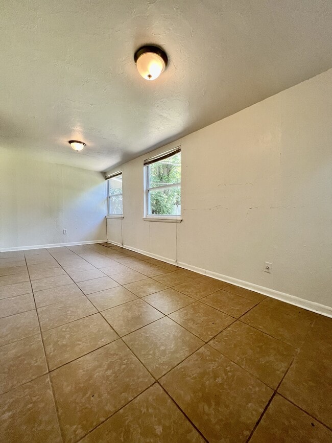 Building Photo - 703 Terry Dr