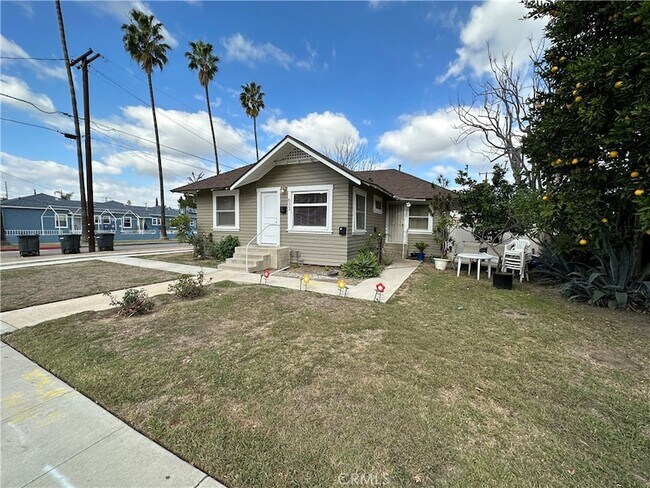 Building Photo - 633 W Maple Ave