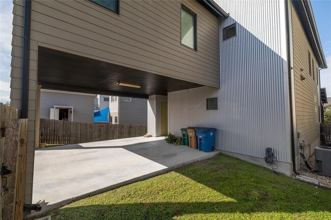 Building Photo - 6021 Seville Dr