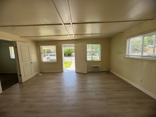 Building Photo - 2 Bedroom Home With A Spacious Yard