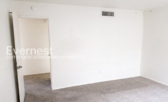 Building Photo - 3Bed/2Bath with Fenced Yard/ Available Now!