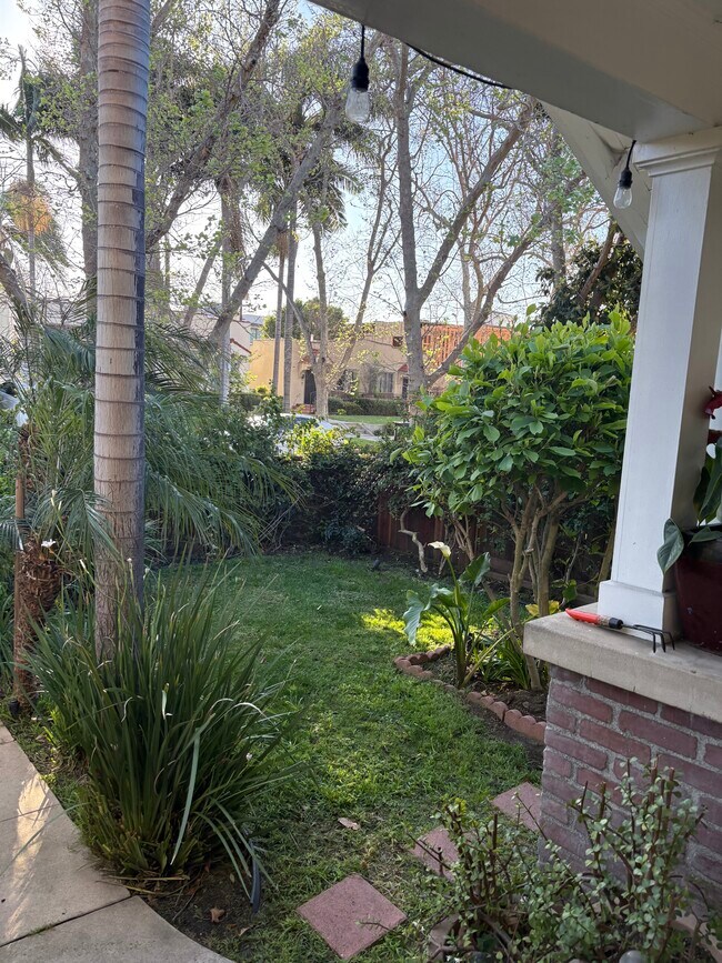 Building Photo - 839 N Orange Dr