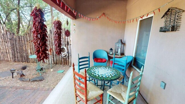 Building Photo - Charming two bedroom close to downtown. Furnished long term rental.