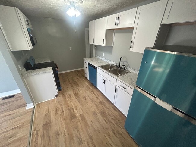 Building Photo - Charming 3-bedroom, 1-bathroom house located in Vine Grove, KY.