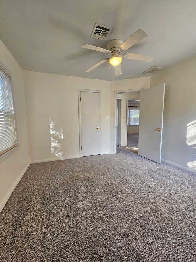 Building Photo - (2) Bed/(1) Bath Avail NOW!