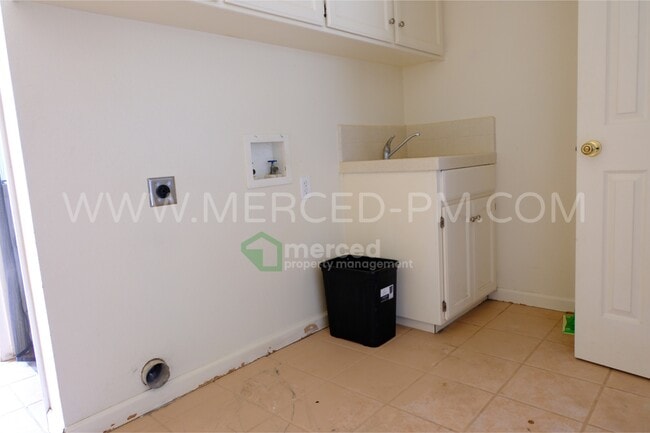 Building Photo - 15290 Sunset Dr