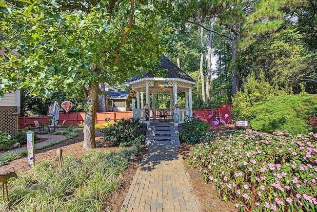 Building Photo - 2132 Dunwoody Glen
