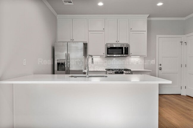 Building Photo - 101 E 11th St