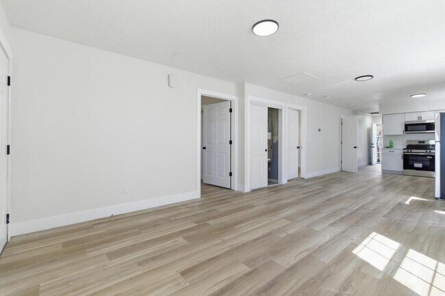 Building Photo - 144 N Quentin Ave