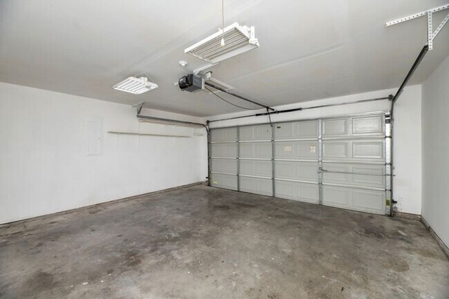 Building Photo - Move in Ready! 3 Bed/ 2 Bath in White Sett...