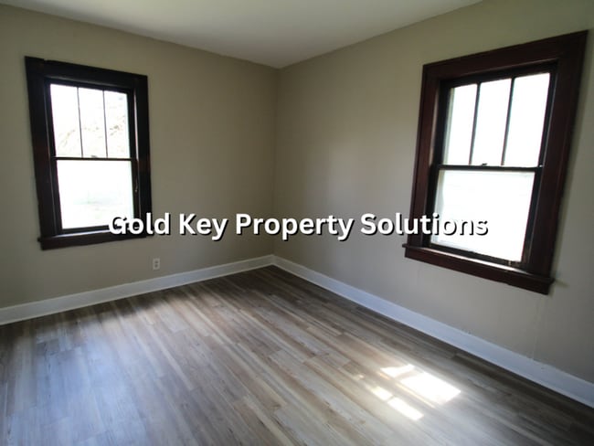 Building Photo - 2 BR 1 BA House with New Flooring and Paint (SECTION 8 APPROVED)