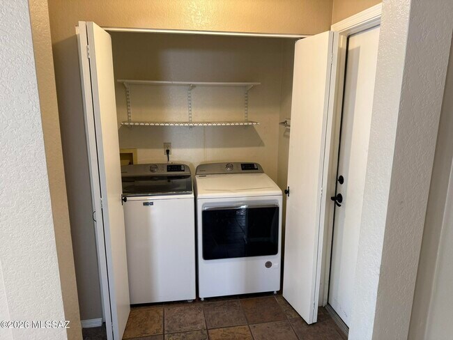 Building Photo - 3002 W Country Ranch Dr