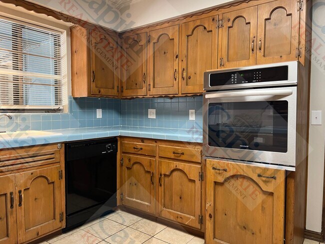 Building Photo - Spacious Home With Classic Charm