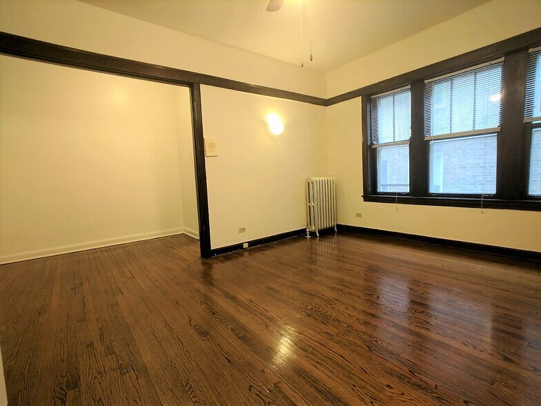 Building Photo - 820 W Waveland Ave