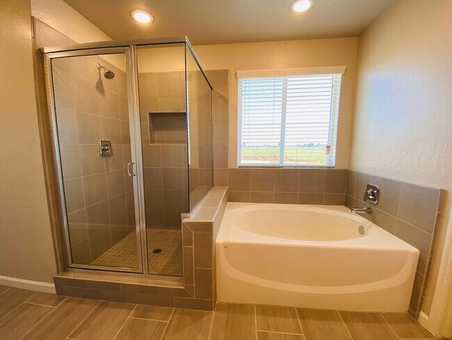 Building Photo - COMING SOON! $2,750 Ashlan & Highland, 4 B...