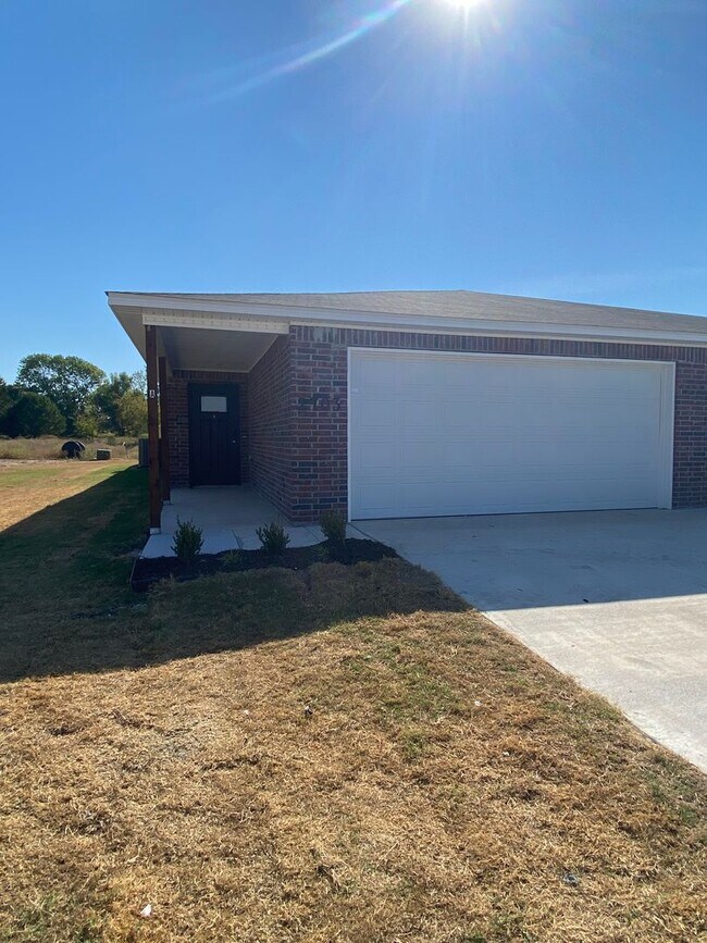 Building Photo - *NOW PRELEASING* Three Bedroom | Two Bathroom Duplex in Lawlis Ranch