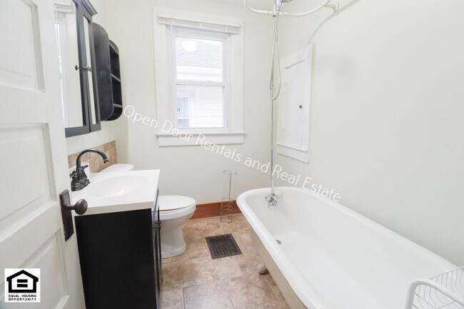 Building Photo - $300.00 off first months rent!! Now availa...