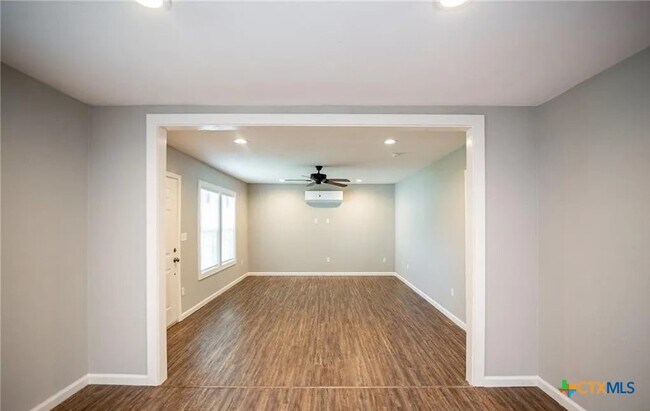 Building Photo - 2003 Woodlawn St