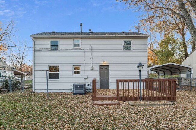 Building Photo - Beautifully renovated 5-bedroom, 2 full bath home ready for move-in!  1st month's rent is FREE!*