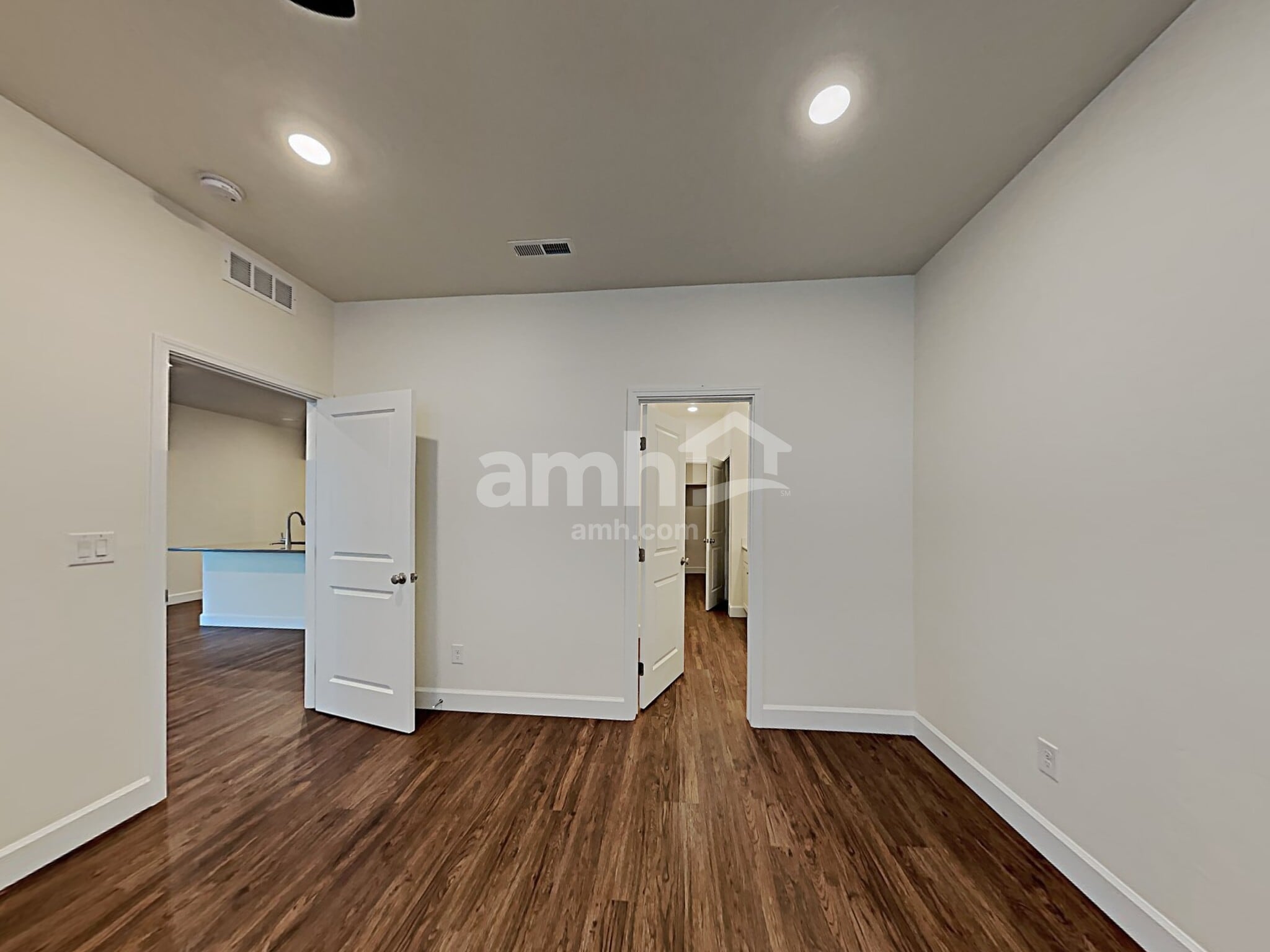 Building Photo - 5124 W Bellevue St