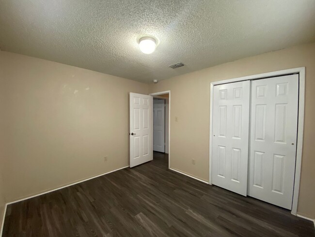 Building Photo - 1 Month Free Rent ! Covered Front Porch  /...