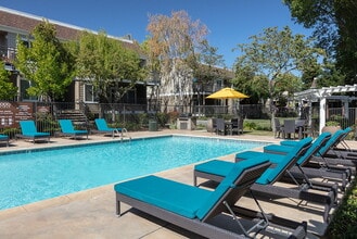 Building Photo - 1000 Kiely