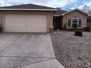 Building Photo - Charming 3-Bedroom, 2-Bathroom home locate...