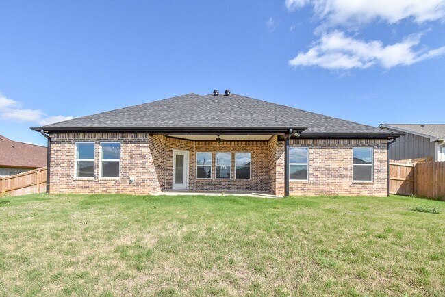 Building Photo - AVAILABLE NOW! Stunning 4 Bedroom 2 Bath i...