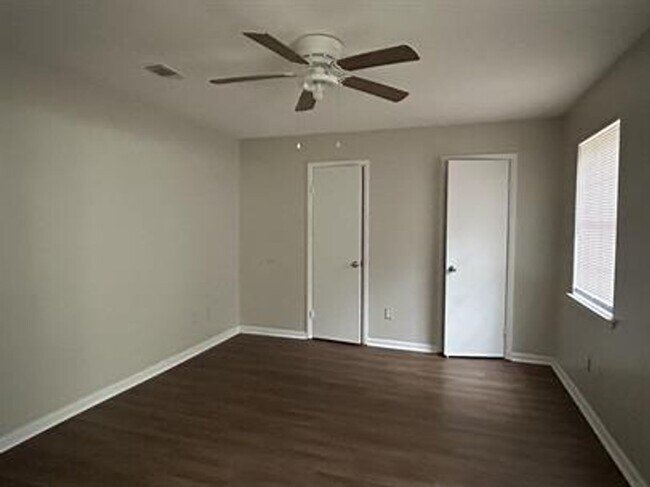 Building Photo - 220 Garden Cir