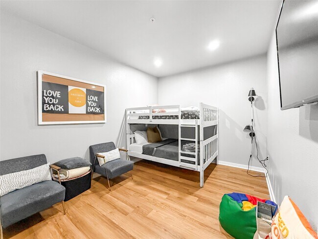 Building Photo - 2216 Chenevert St