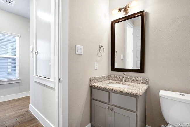 Building Photo - 507 Elmhurst Ave