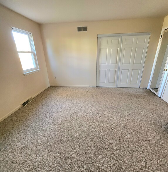 Main bedroom - 288 Florence Dr