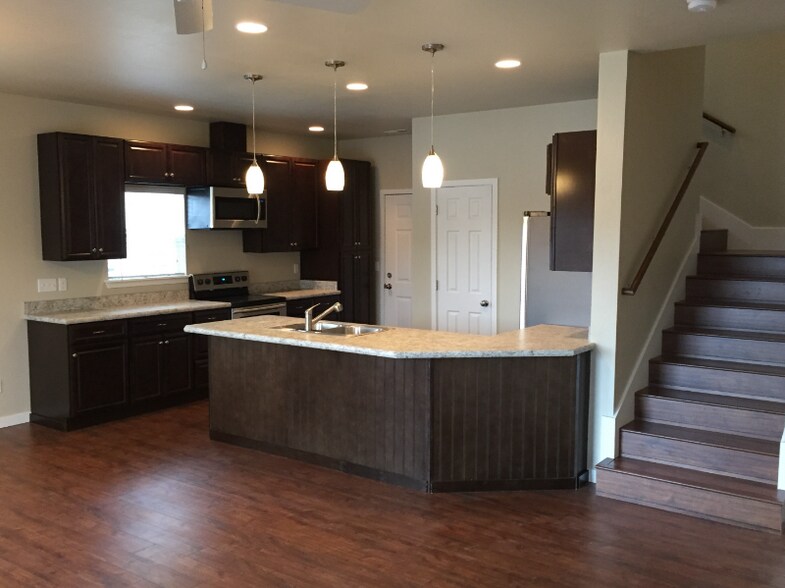 Building Photo - 724 Edgewood Pl