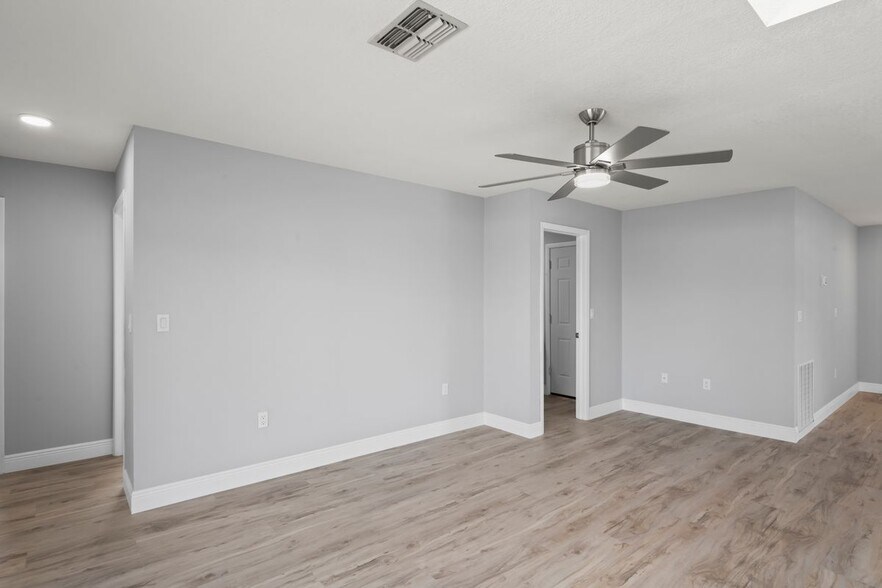 Building Photo - 8312 Roxboro Dr