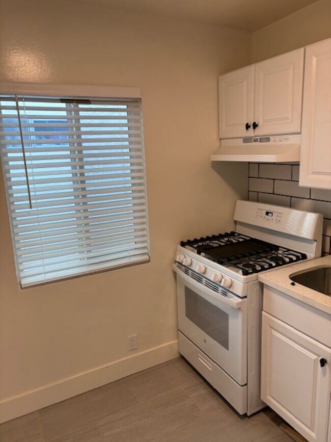 Building Photo - Renovated Studio Apartment for Lease in Van Nuys