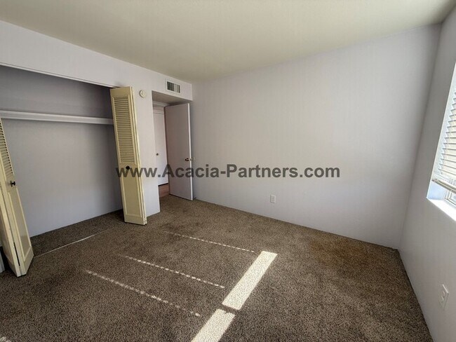 Building Photo - Two Bedroom Townhome