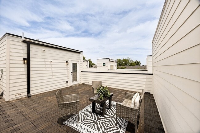 Building Photo - 5637 Live Oak St