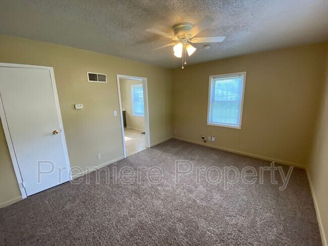 Building Photo - 2100 Monroe Ave