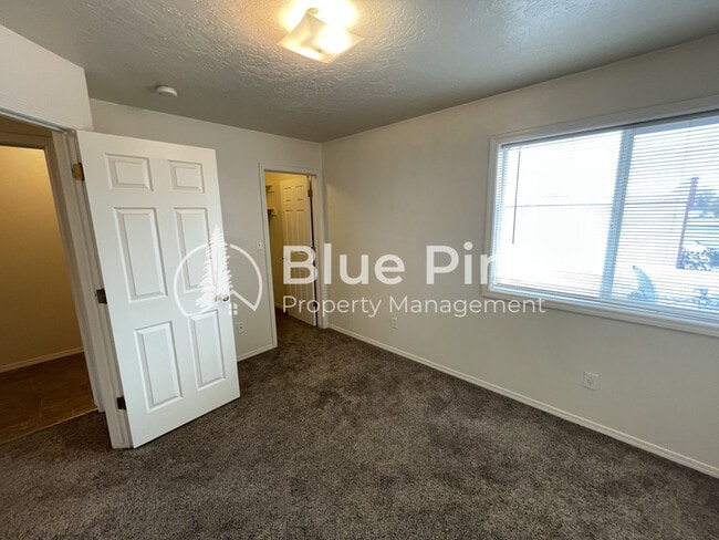 Building Photo - 345 S Byron Ave