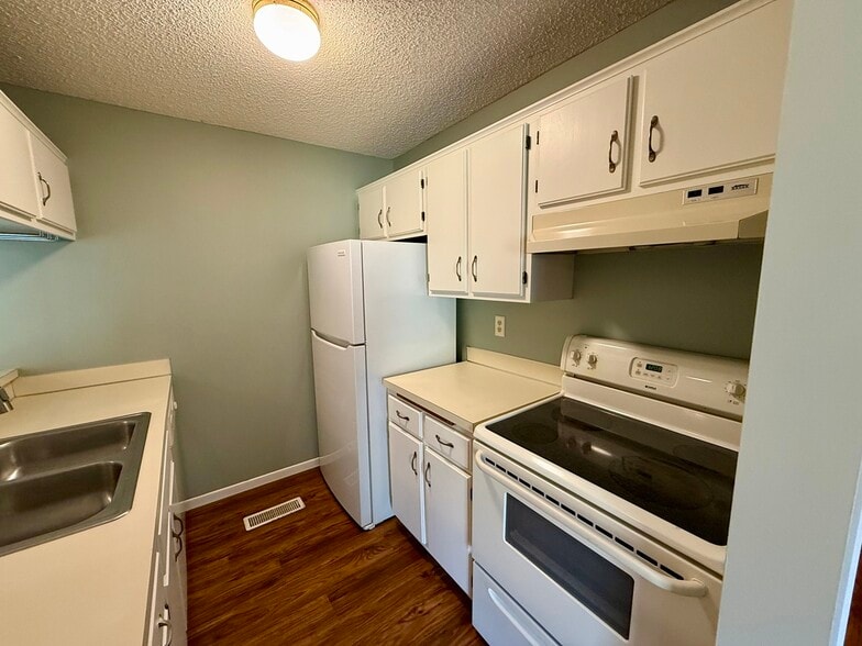 Building Photo - 8856 Jasmine Ln