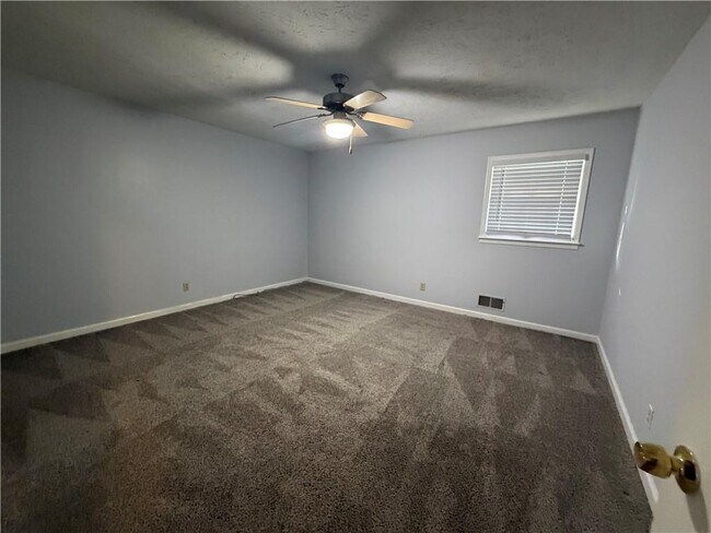 Building Photo - 3336 Camelot Dr NE