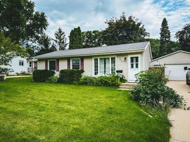 Primary Photo - 202 S. Walbridge Ave.