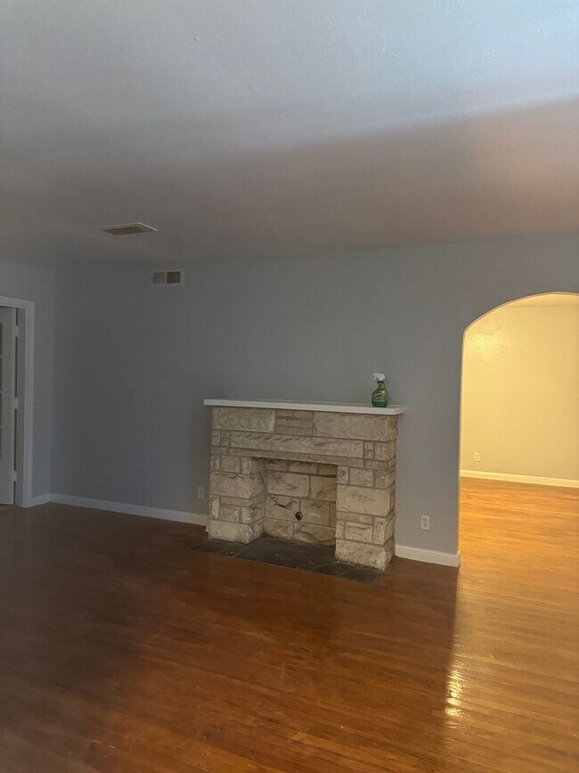 Building Photo - 5042 Ventura Ln