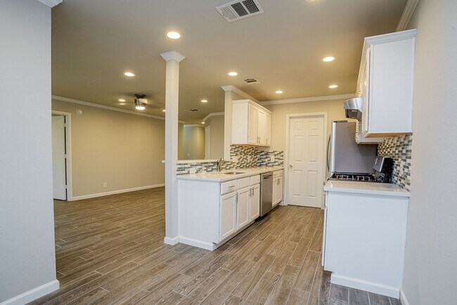 Building Photo - Charming 3/BR 2/BA One-Story Home with Gar...