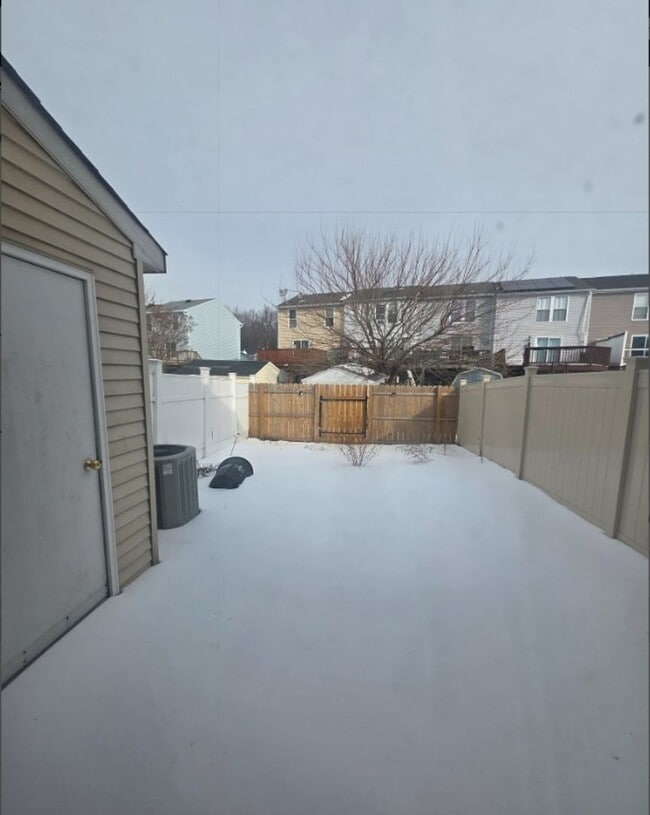 Building Photo - Middle River Townhome!