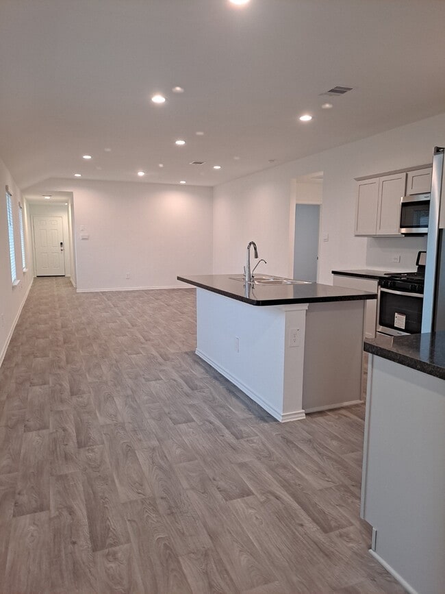 Building Photo - 24058 Kentwood Springs Dr